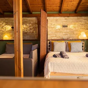 https://wood-aesthetic-steps-from-the-sea.hotels-of-thessaloniki.com