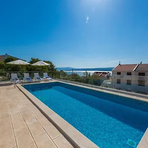 https://apartments-villa-grande.primorje-gorskikotar.com